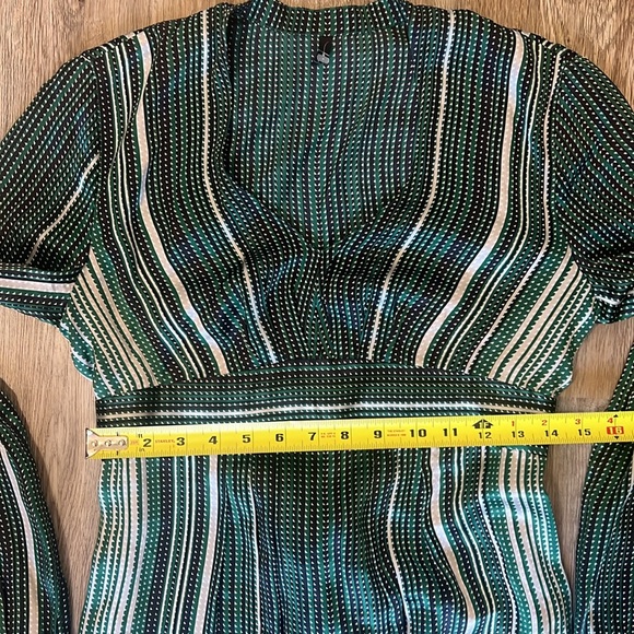 Tahari Women's Green Silk V-Neck Empire Waist Tie Back Dress Size 4 - Picture 7 of 10